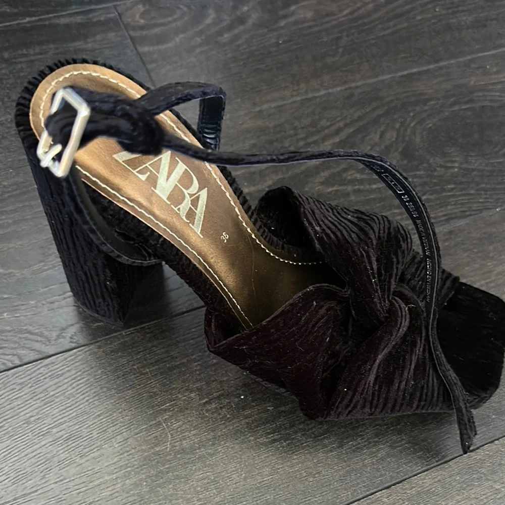 Comfortable Black Shoes - Picture 2 of 6